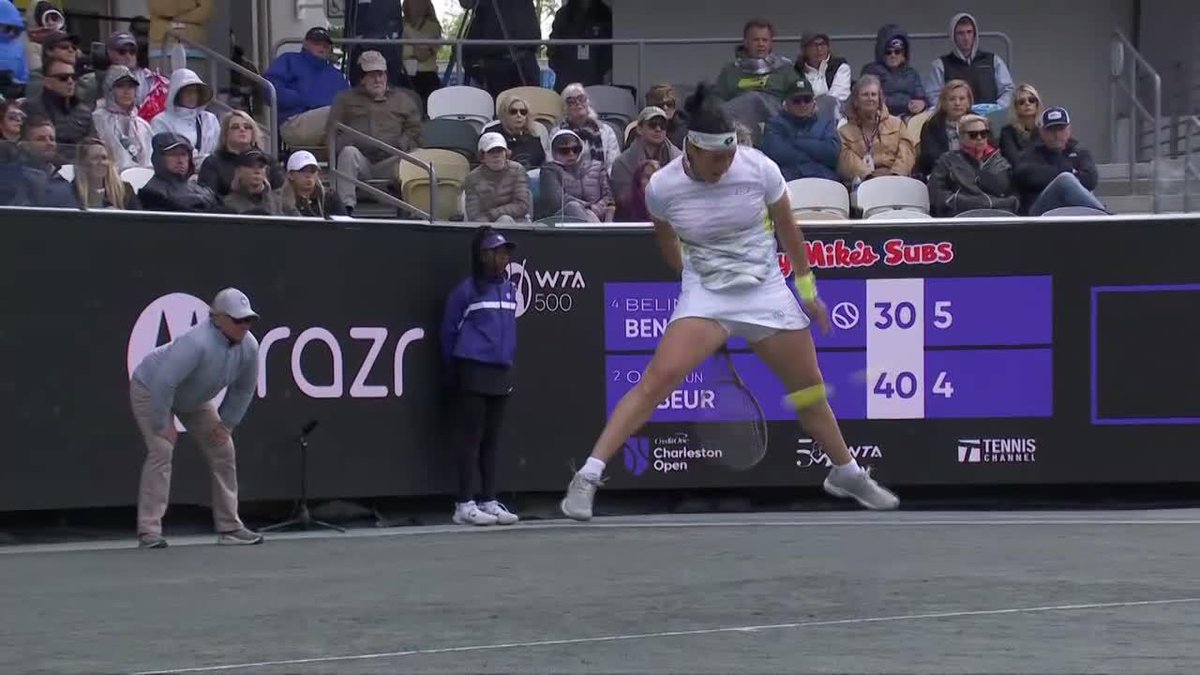 a front tweener? 😳 A FRONT TWEENER! 🤩 Ons Jabeur | #CharlestonOpen