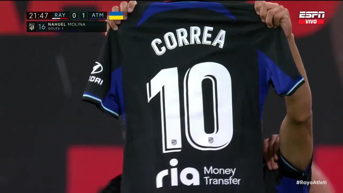 Nahuel Molina convierte y va corriendo el banco a agarrar una camiseta de Angelito Correa, cuya madre falleció hace unos días, para dedicarle el gol. Todo el estadio visitante aplaude. Hermoso. 🥺🇦🇷