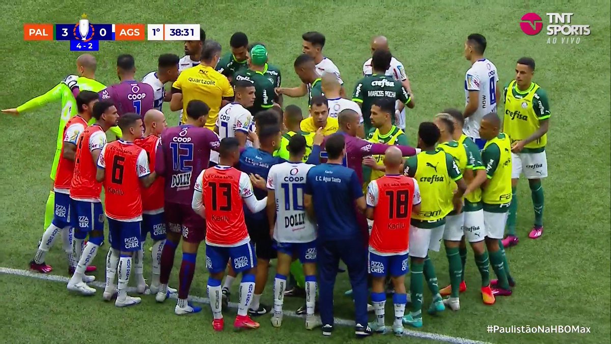 O Claus foi pro VAR e não expulsou o Dudu. Inacreditável!