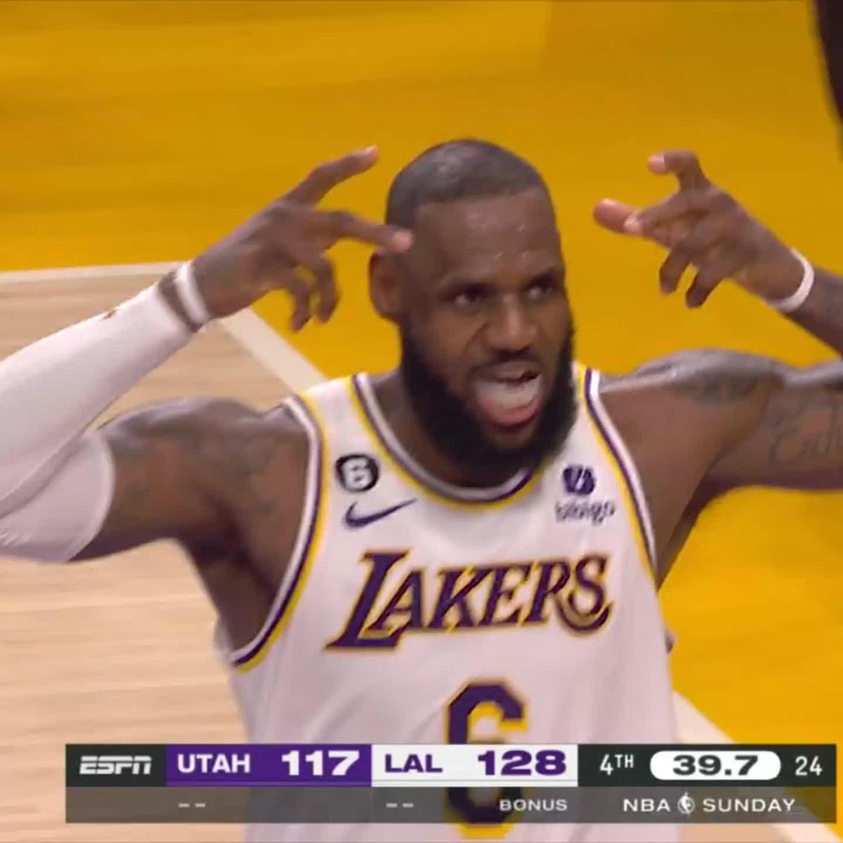 LEBRON HIT THE CROWN CELLY AFTER THE DAGGER THREE 👑