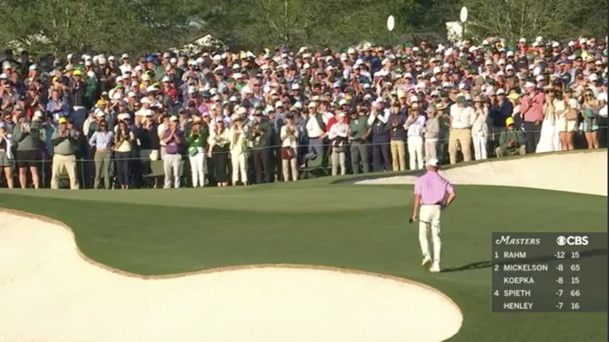 A standing ovation for low amateur Sam Bennett 👏