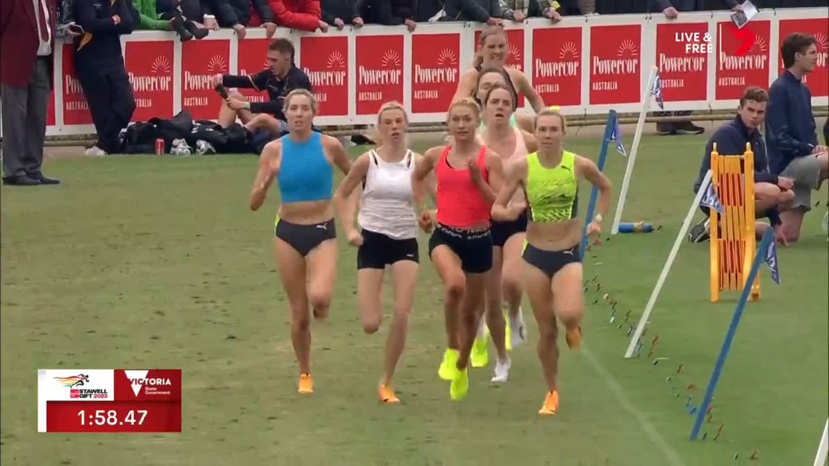 🚀🚀🚀🚀🚀 Claudia Hollingsworth from the back to win the 1000m #StawellGift | Powercor Stawell Gift