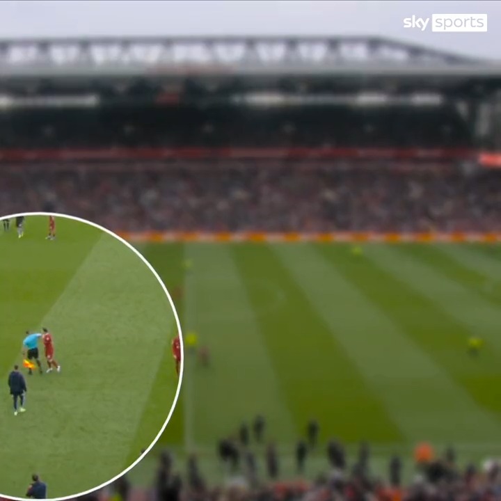 📌 "It looks like assault." 📌 'Any different to Mitrovic?' Ref Watch analyse the incident where an assistant referee is accused of elbowing Andy Robertson. ⭕