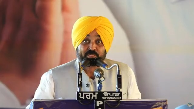 ਪਹਿਲੀ ਸਰਕਾਰ ਹੈ ਸਾਡੀ ਜਿਹੜੀ ਆਪਣੇ ਪਹਿਲੇ ਸਾਲ ‘ਚ ਨੌਕਰੀਆਂ ਸਮੇਤ ਹੋਰ ਅਨੇਕਾਂ ਕੰਮ ਕਰਕੇ ਲੋਕਾਂ ‘ਚ ਵਿਚਰ ਰਹੀ ਹੈ…ਵਿਰੋਧੀ ਪੈਸੇ ਦੀ ਚਿੰਤਾ ਕਰਦੇ ਸੀ, ਹੁਣ ਪੈਸਾ ਉਹਨਾਂ ‘ਚੋਂ ਹੀ ਕੱਢ ਰਹੇ ਹਾਂ…ਸਾਡੇ ਲਈ ਤਰਜੀਹ ‘ਤੇ ਹਮੇਸ਼ਾ ਪੰਜਾਬ ਤੇ ਪੰਜਾਬੀ ਨੇ …