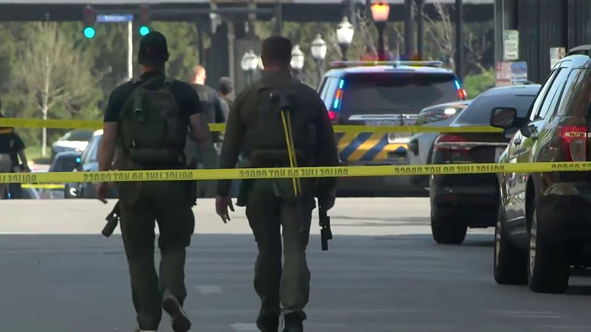 A 25-year-old killed four people and wounded nine at a bank shooting in Louisville, Kentucky. Police say this was not a random act and that the suspect died at the scene. Maggie Vespa has the latest updates. (Corrects: Gunman's age)
