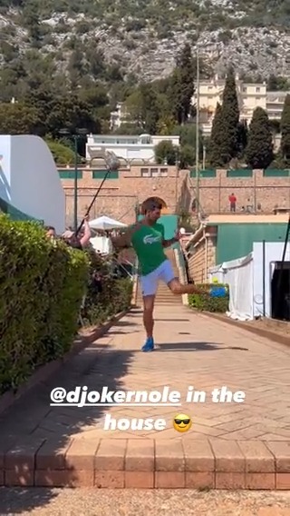 ¡NO SOLO ES TENIS PARA NOLE! Djokovic se divirtió haciendo jueguitos en las inmediaciones del ATP de Montecarlo... ¿Qué puntaje le ponés a esta MAGIA del serbio? 📹: ATP Tour