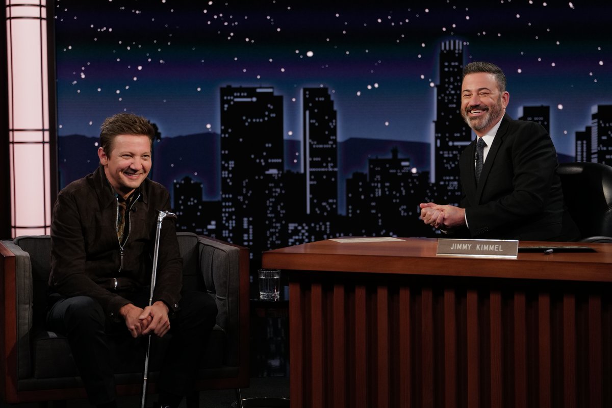 Real-life superhero Jeremy Renner is here!!! 🙌💙