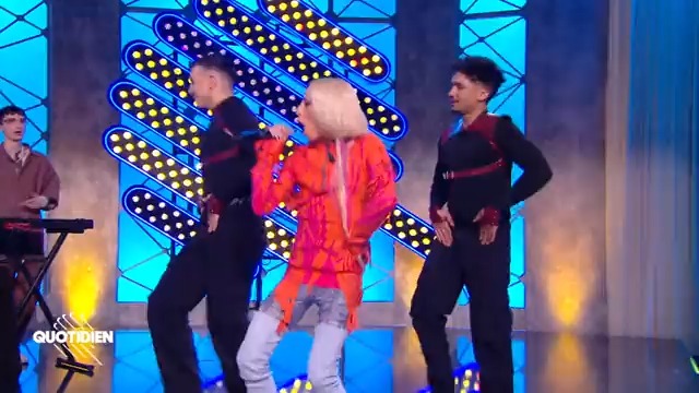 Le chanteur Bilal Hassani interprète son titre « Intersidérale » sur la scène de #Quotidien 🎵🌛