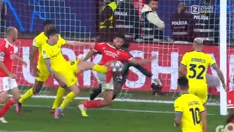 Hoe gaat 'ie er niet in?! 🤯 Een scrimmage voor het doel van Inter maar de bal wil er maar niet in 🥵 #ZiggoSport #UCL #BenficaInter