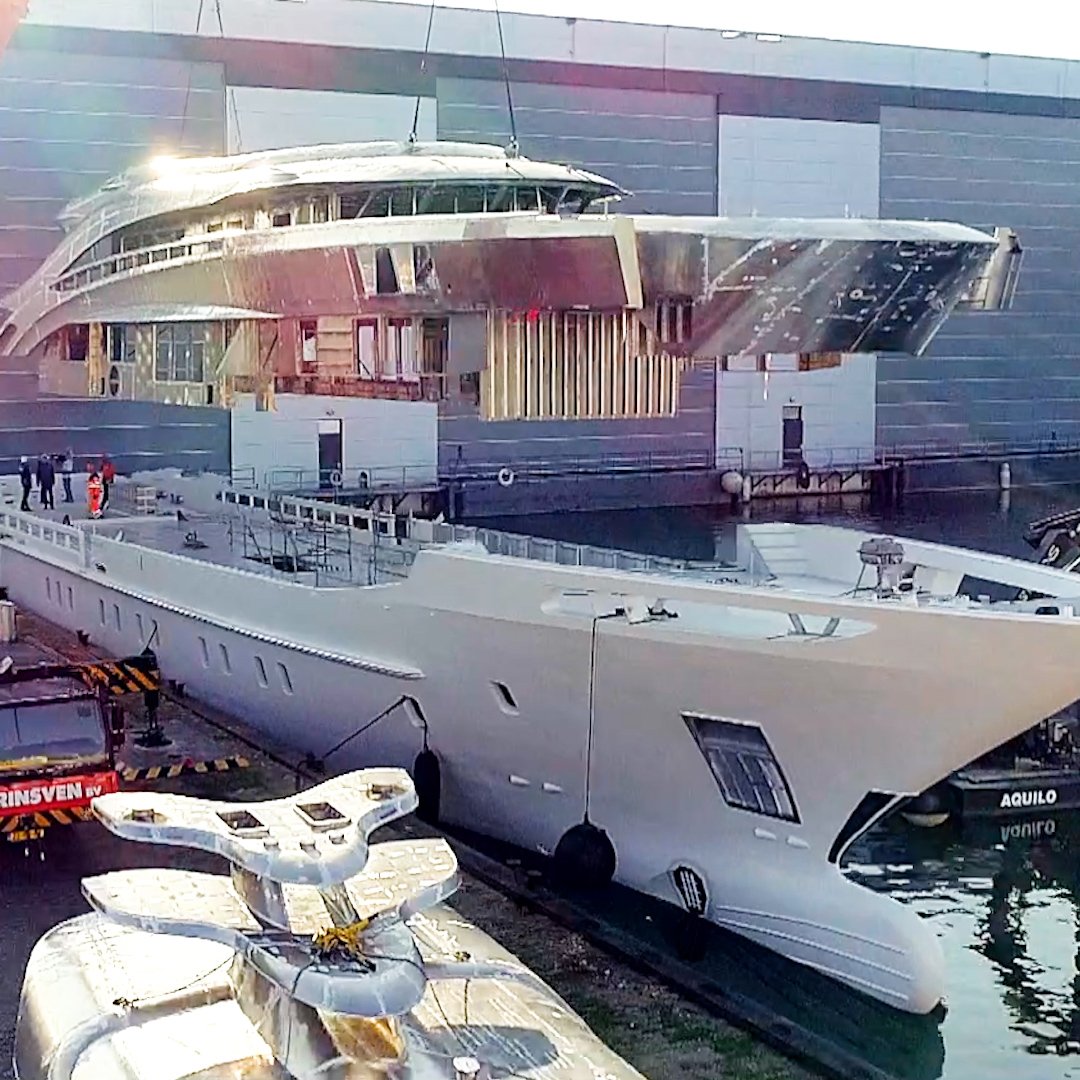 The design of this superyacht is inspired by the style of classic cars of the 40s and 50s