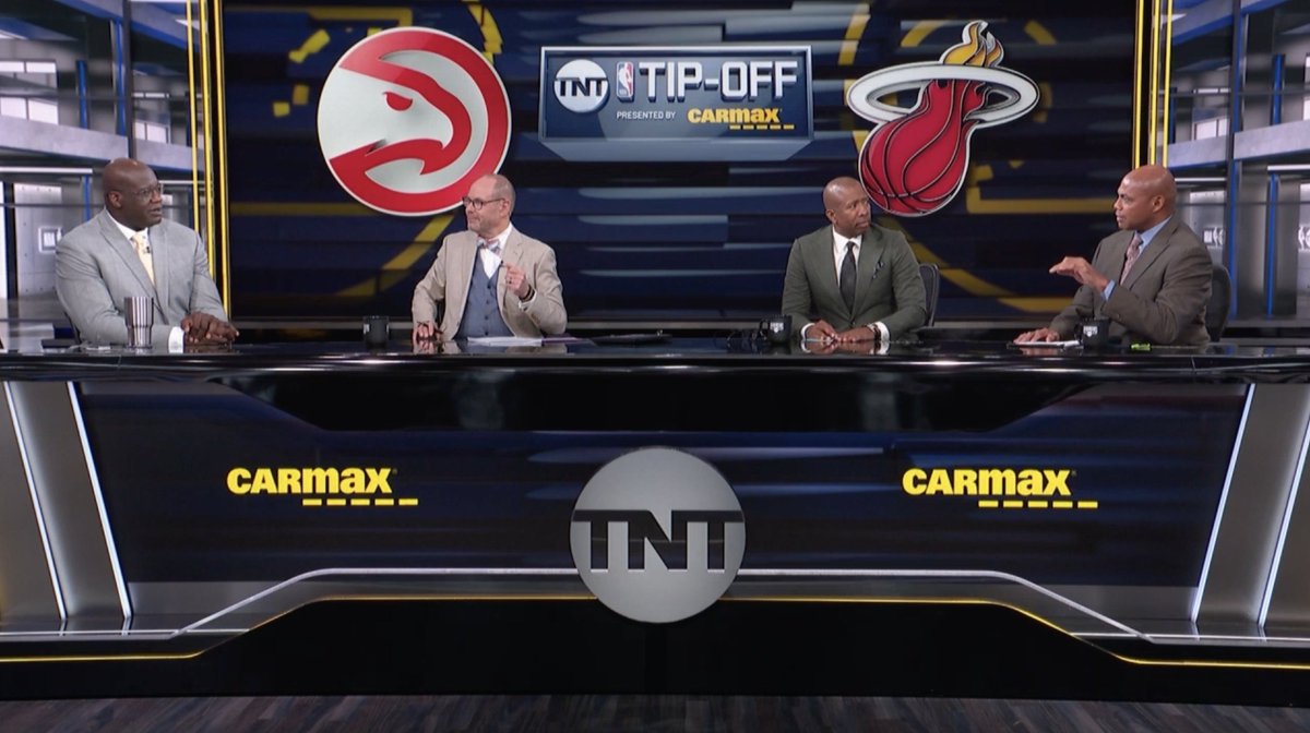 Chuck was willing to bet Shaq a BILLION dollars pregame that the Heat would beat the Hawks tonight 😅