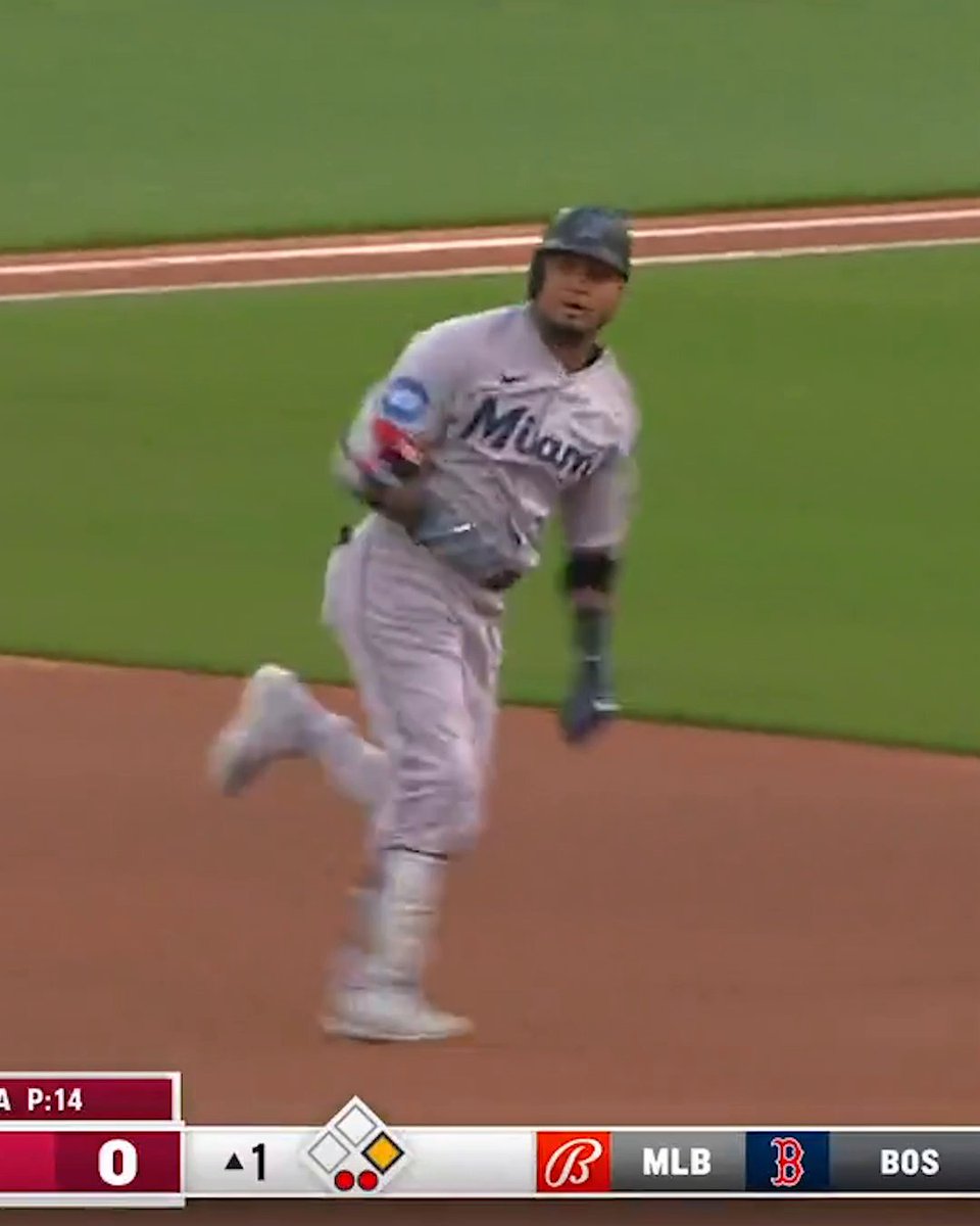 ¡El primer ciclo en la historia de Marlins, es de Luis Arráez! (vía MLB)