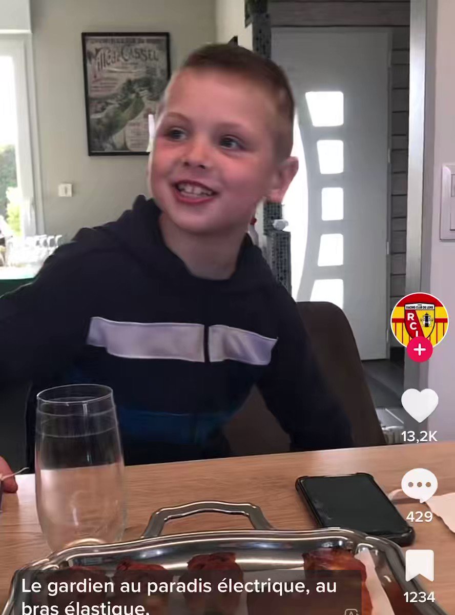 On vous présente le futur speaker du Racing Club de Lens ! Il est trop chaud ! ❤️💛 🤩 (TikTok : edwin6264)
