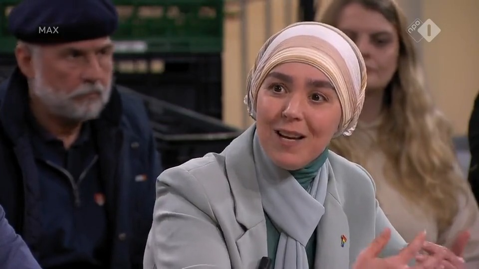 De hulp aan mensen op het bestaansminimum wordt de laatste jaren steeds ingewikkelder. Het wemelt van de wettelijke procedures en regeltjes. Esmah Lahlah ๐๏ธ: ''Wij als lokale overheid zijn bezig met incidentele pleisters plakken. Pak dat nou structureel aan landelijk.'' #Op1 #MAX