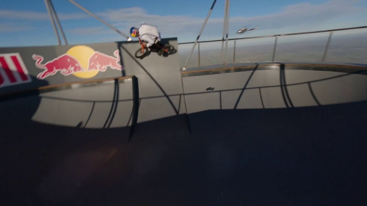 Red Bull have designed a skate park which was suspended from a hot air balloon 2000ft in the sky to display the very latest in carbon fibre technology 🎈 🚴♀️