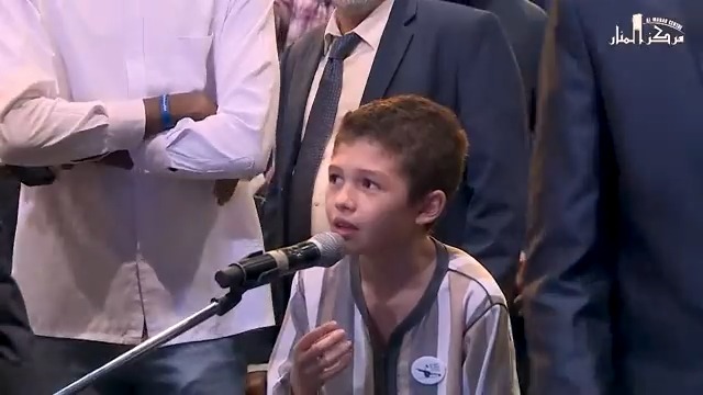 يعيش هذا الصبي حالة إيمانية وروحانية عميقة دفعته إلى أن يسأل نفسه لماذا يموت الكثير من الناس في شهر رمضان؟ ليجد الإجابة بفطرته السليمة وحسن ظنه بالله تعالى، وأنه سبحانه يختار عباده الصالحين ويتوفاهم في شهره الكريم ليعتق رقابهم من العذاب ويدخلهم جنات النعيم التي وعد الله بها عباده المخلصين، فسبحانه هو الكريم العظيم الرؤوف الرحيم اللطيف، وندعوه أن يجعلنا ممن بورك عمله وحسنت خاتمته، وأن نكون من عتقاء هذا الشهر الكريم. اللهم لاتحرمنا فضلك ورحمتك وجودك وإحسانك، نحن عبيدك وأبناء عبيدك، أمرنا بيدك أنت المولى وأنت الوكيل، نجنا اللهم من الحروب والشرور والطغيان، ومن الفقر والقلة وظلم الظالمين وطمع الطامعين. اللهم وأعط كل سائل سؤله واقض لكل صاحب حاجة حاجته في شهرك الكريم.. اللهم وبارك هذا الصبي الذي حرّك فينا مشاعر إيمانية ذكرتنا بالثقة وحسن الظن بك والاتكال عليك، فاجزه اللهم خير الجزاء