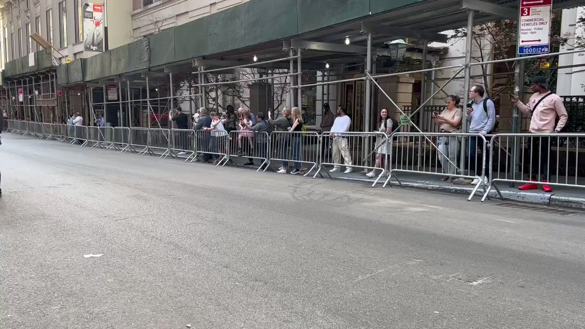 Trump motorcade arriving at AG’s office to chants of “New York hates you.”
