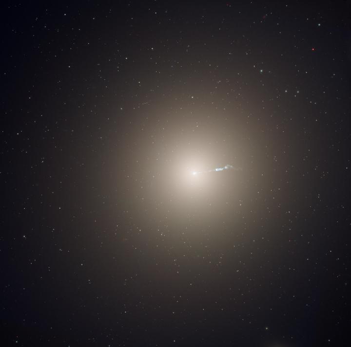 Space potato? 🥔 Thanks to observations from Hubble and the Keck Observatory, astronomers were able to generate a 3D model of the galaxy M87. By tracking the motion of stars around the galaxy’s center, they determined that the galaxy is potato-shaped:
