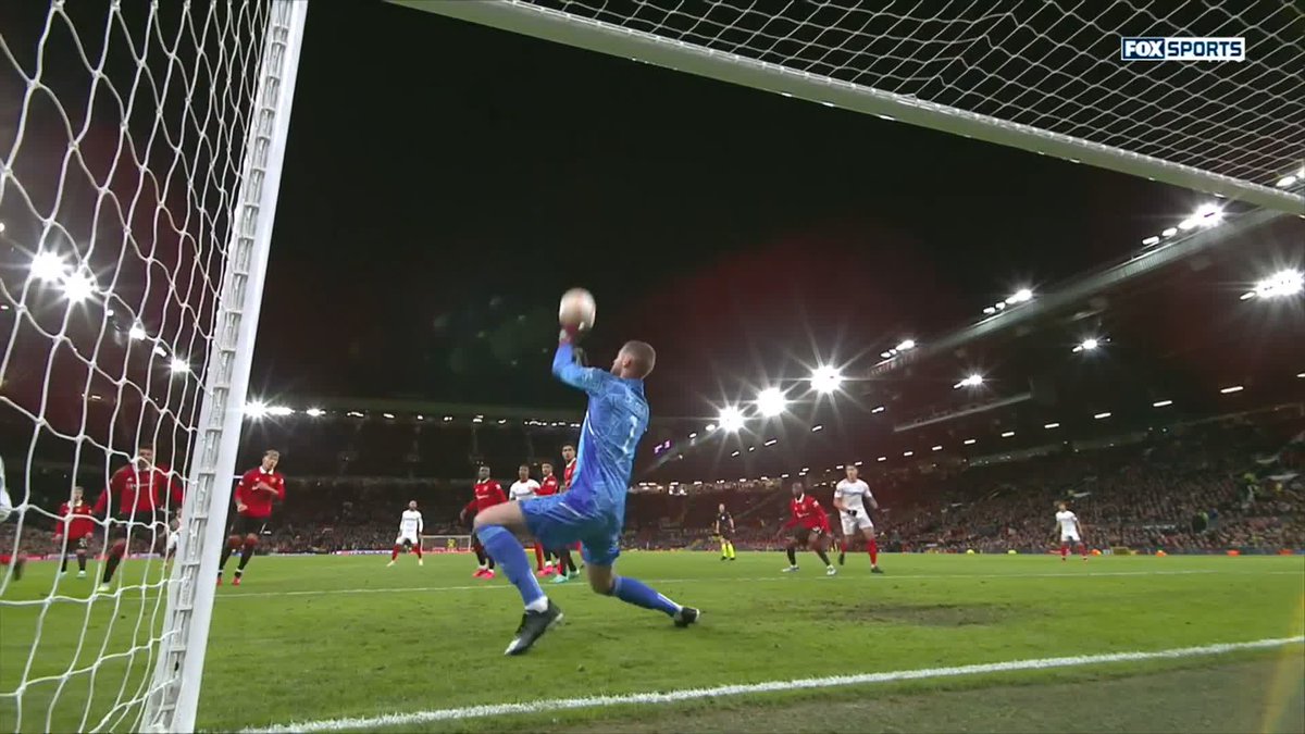 ¡TODOS DEFENDIENDO! 😱😅 Qué atajada de De Gea y luego Varane desviando el balón muy cerca de la línea de gol 🤯 ¡De la que se salvaron los red devils! #EuropaLeaguexFSMX
