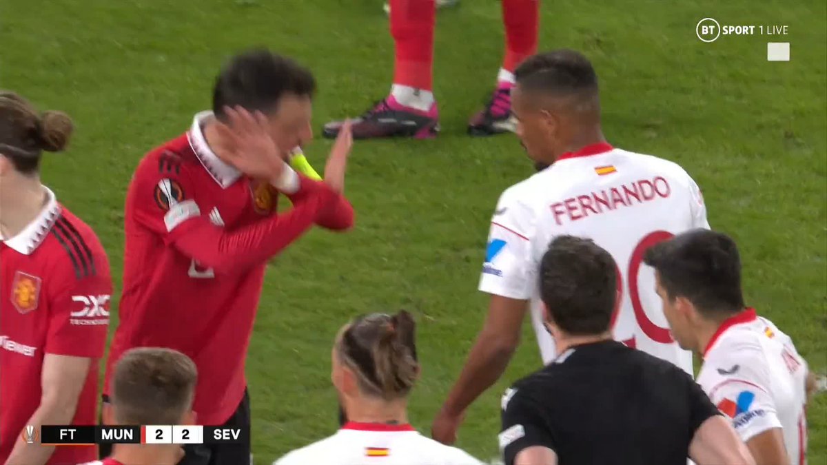 "A ridiculous decision." 😡 It's fair to say Paul Scholes and Owen Hargreaves don't agree with the yellow card, which means Bruno Fernandes will be suspended for Man Utd's second leg match in Sevilla. #UEL