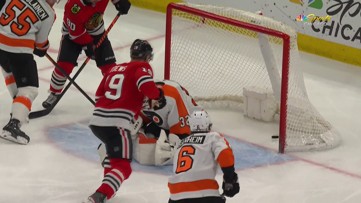 JONATHAN TOEWS LIGHTS THE LAMP! 🚨