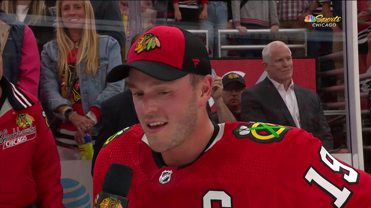 Jonathan Toews receives an extraordinary standing ovation at the United Center and addresses the fans 👏