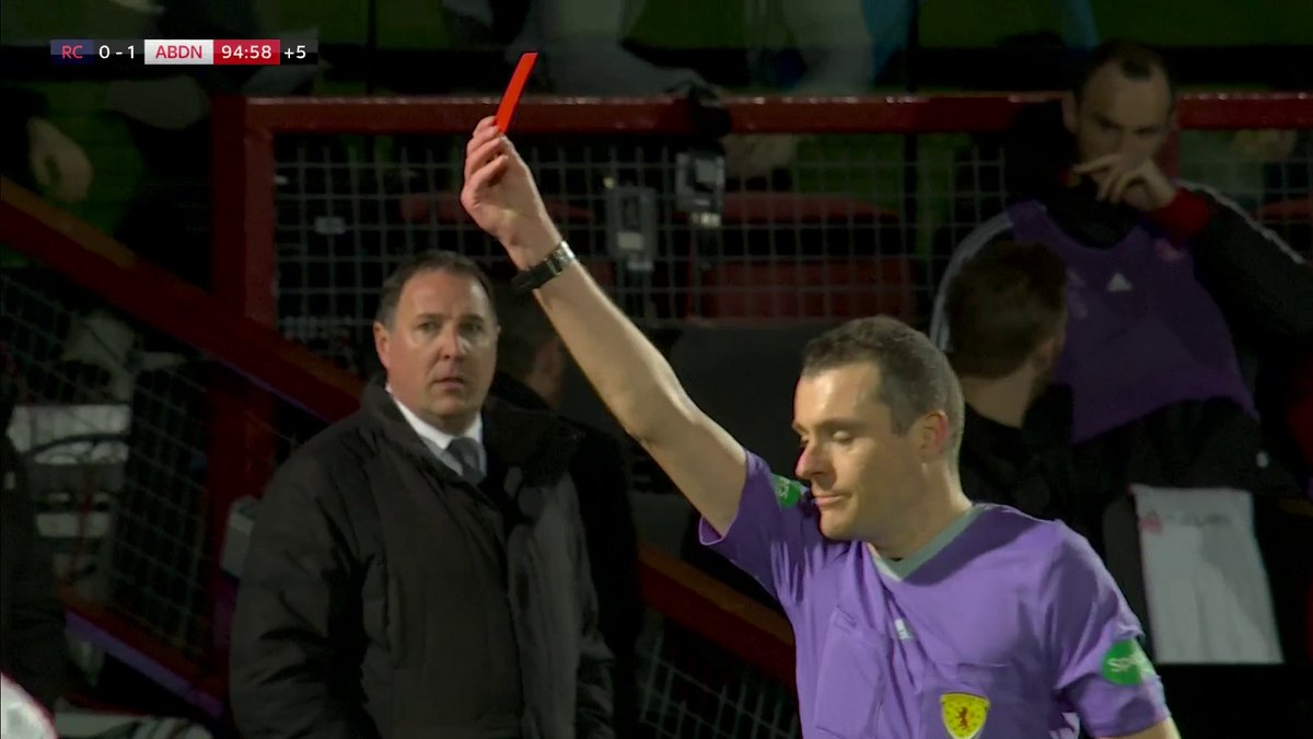 🔴RED CARD! Graeme Shinnie is sent off for Aberdeen after a VAR check. Correct call?🔽