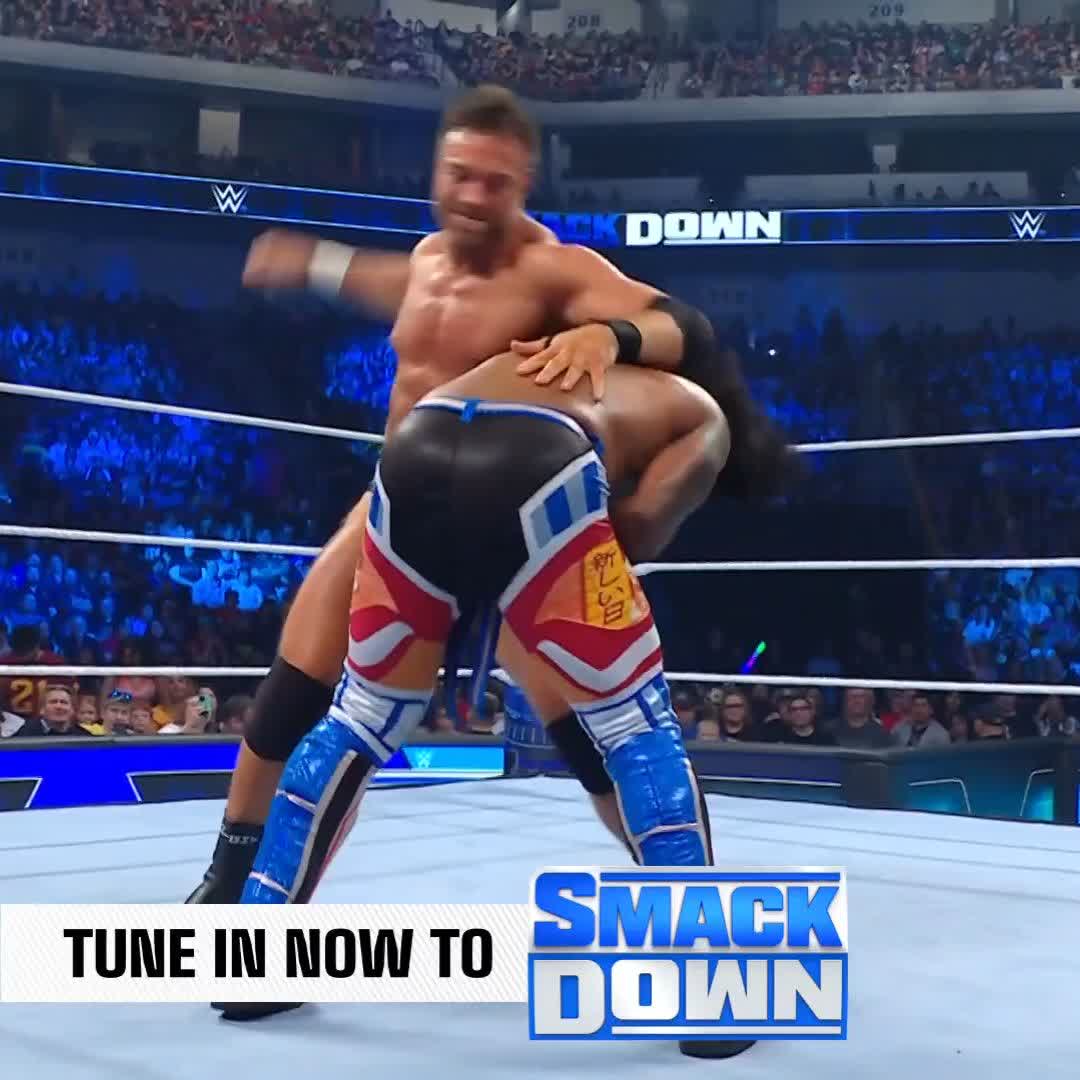 Is this match AWESOME? 🤔 🗣️ YEAH! LA Knight wants nothing more than to defeat Austin Creed here tonight on #SmackDown!