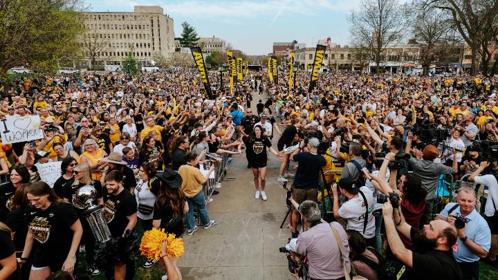 Women's Basketball 𝐋𝐈𝐕𝐄𝐒 in Iowa City 💛 #Hawkeyes