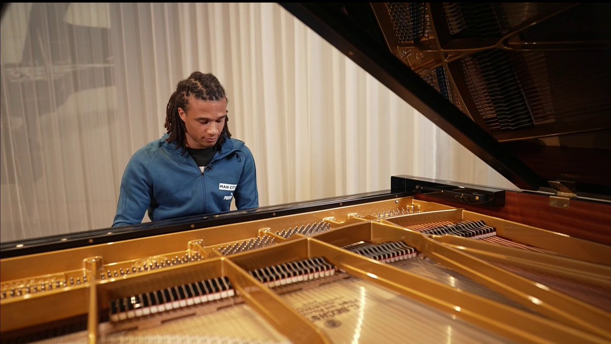 This is CLASS 👏 Nathan Ake is unbelievable on the Piano 🎹