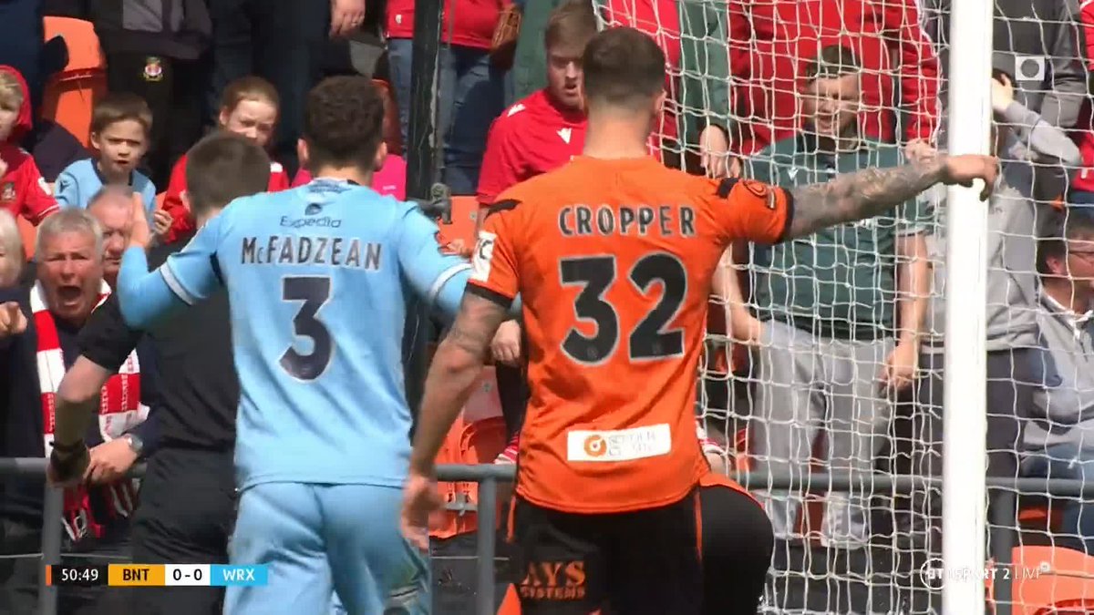 Wrexham go down to 10 men as Callum McFadzean sees a straight red for this challenge on Barnet's goalkeeper! 🟥😳 #killrecky