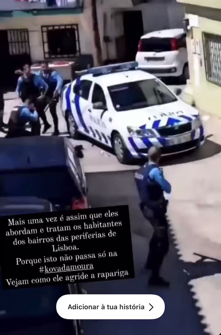 estive aqui a semana passada e mostrei-vos as incursões da PSP na Cova da Moura, de noite e no dia seguinte. Hj, os mesmos polícias, no mesmo sítio, a vendetta institucional segue. Vejam no fim do vídeo a carrinha a chegar e o disparo contra os q estão sossegados na parede.