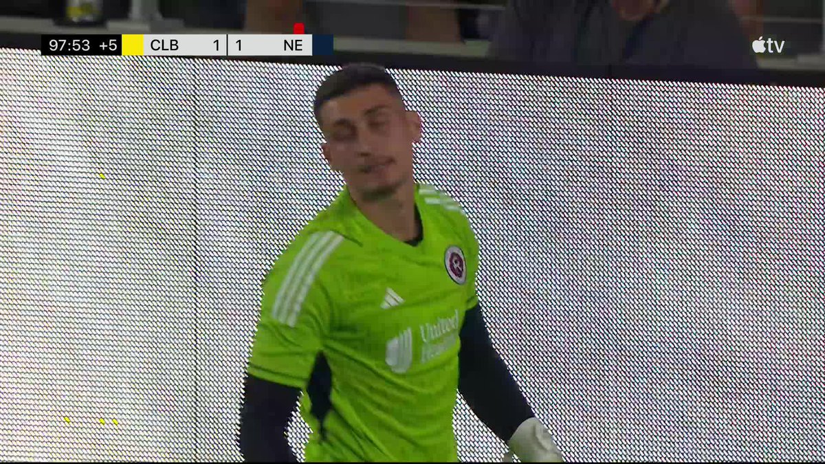 Late madness in Columbus 😱 😱 😱. Sean Zawadzki gets up to tie it in stoppage-time. #Crew96