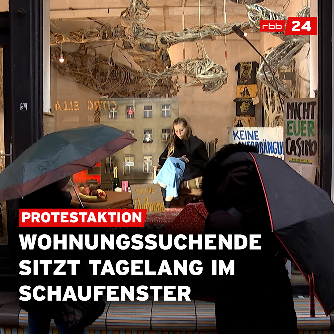 Joana Vau sucht seit Monaten nach einer bezahlbaren Wohnung in ihrem #Kiez. Um auf die schwierige Situation am Berliner #Wohnungsmarkt aufmerksam zu machen, sitzt sie täglich im Schaufenster einer #Kreuzberger Galerie.