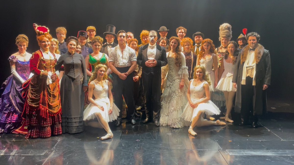"Brava, brava, bravissima!" 👏🌹 Our #PhantomLondon company would like to wish happy trails to the #PhantomBroadway company for their final performance tonight 🖤