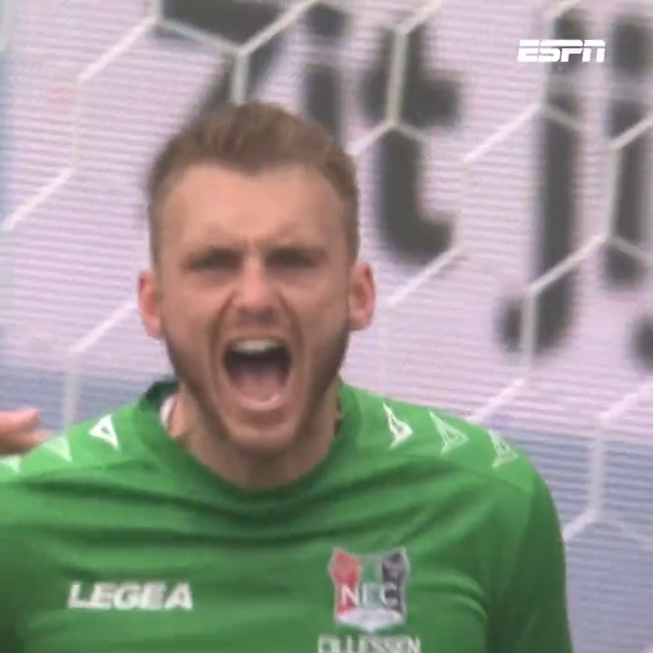 Jasper Cillessen de fout in tijdens de Gelderse derby: Vitesse leidt 0-2 in De Goffert! 😳 #necvit