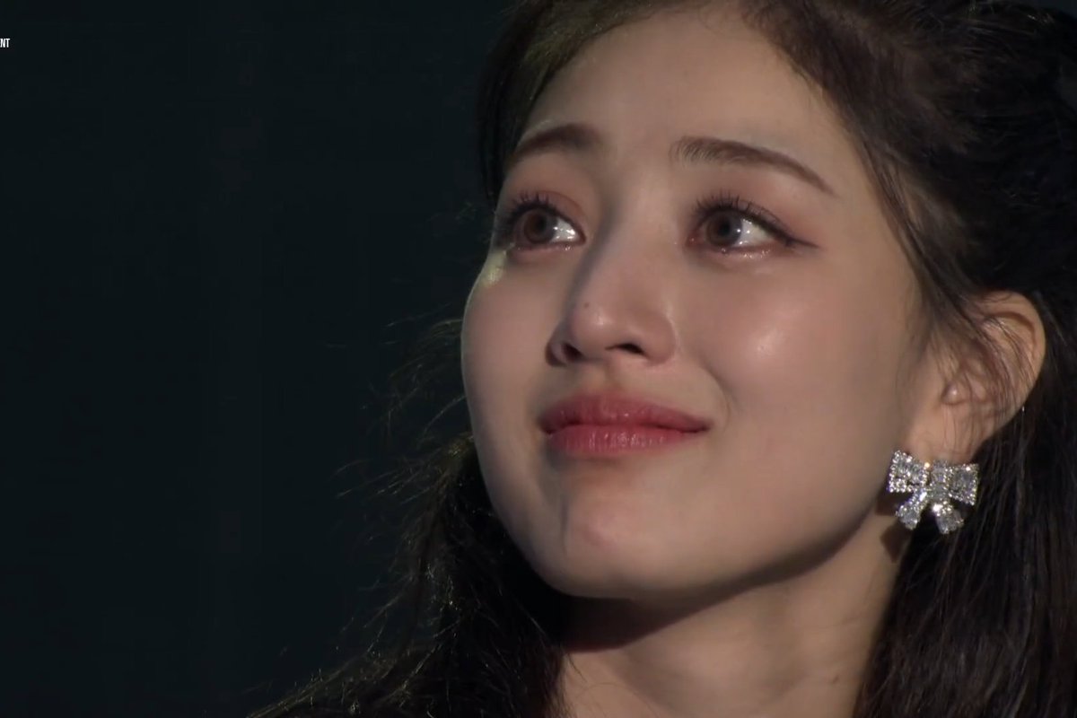 ONCEs surprised TWICE by singing 'ONE IN A MILLION' to them and Jihyo was crying from it 🥺 #TWICE_5TH_WORLD_TOUR