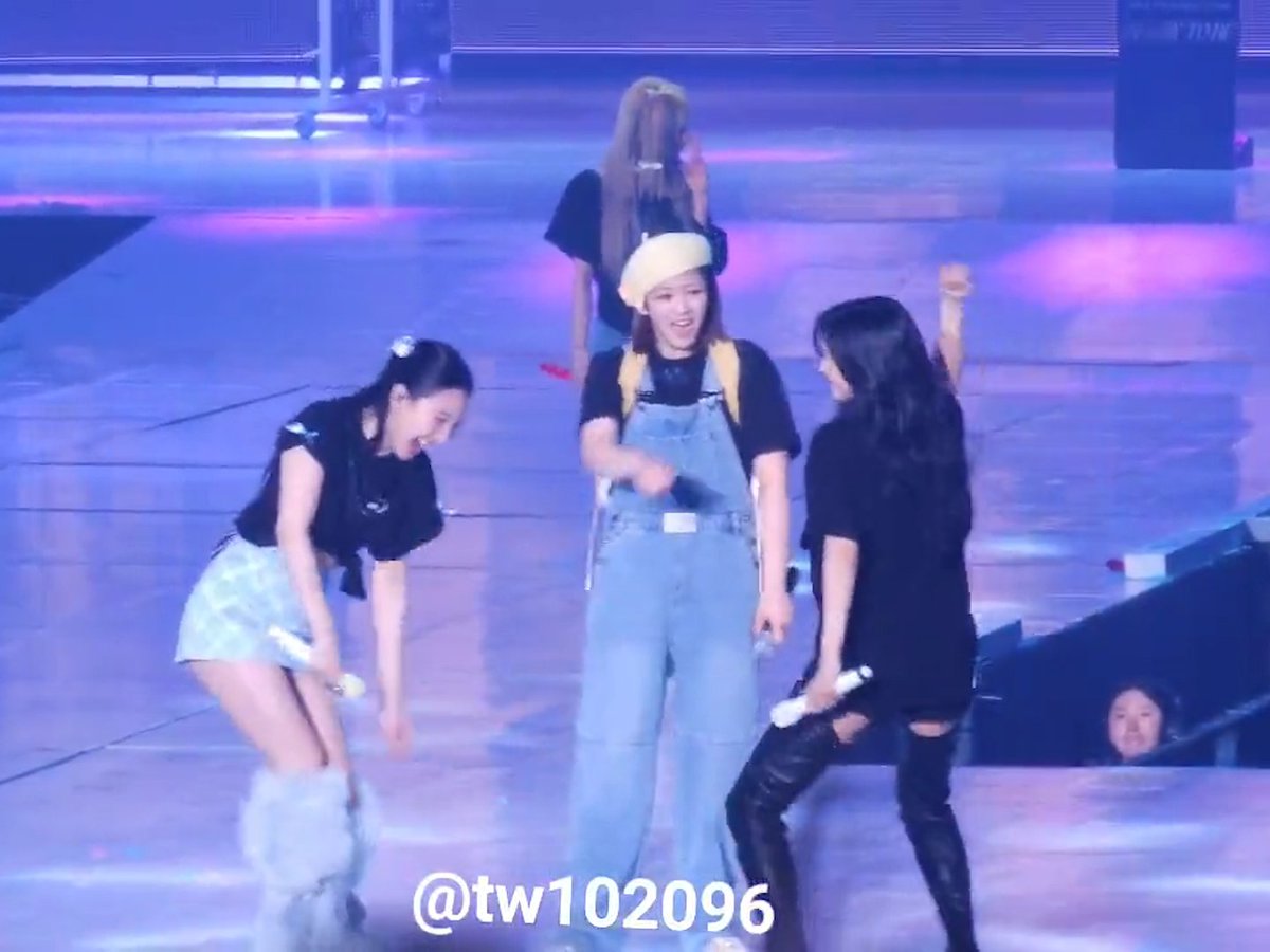 Mina imitating Jeongyeon's 'Juice' dance NaJeong imitating Mina's '7 Rings' dance + twerk JeongMi imitating Nayeon's 'Pop!' dance break They're so unserious 😭😭 #TWICE_5TH_WORLD_TOUR