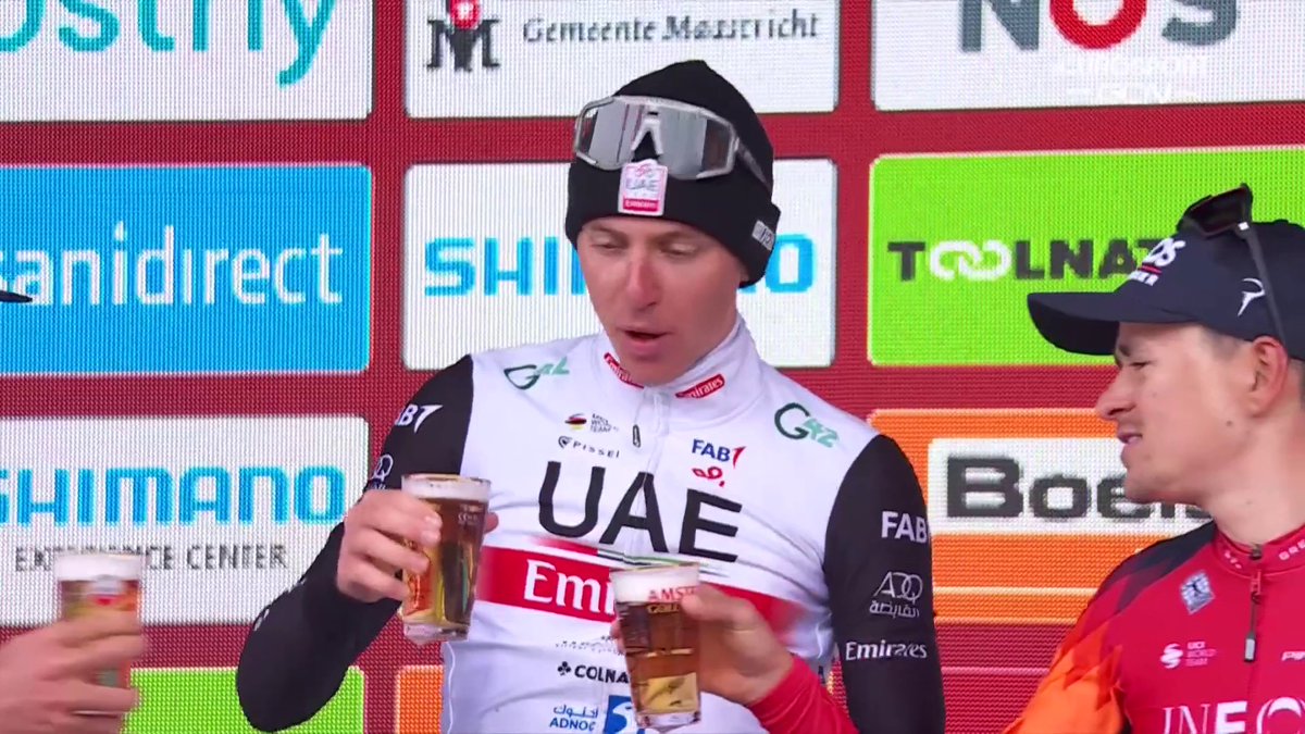 Alguien: Tadej, ¿un hidalgo? 🙄 Pogacar: Sujétame la cerveza 🤪 Tadej Pogačar continúa con su exhibición en el podio 🍻🍻🍻 #AGR2023 | #LaCasadelCiclismo
