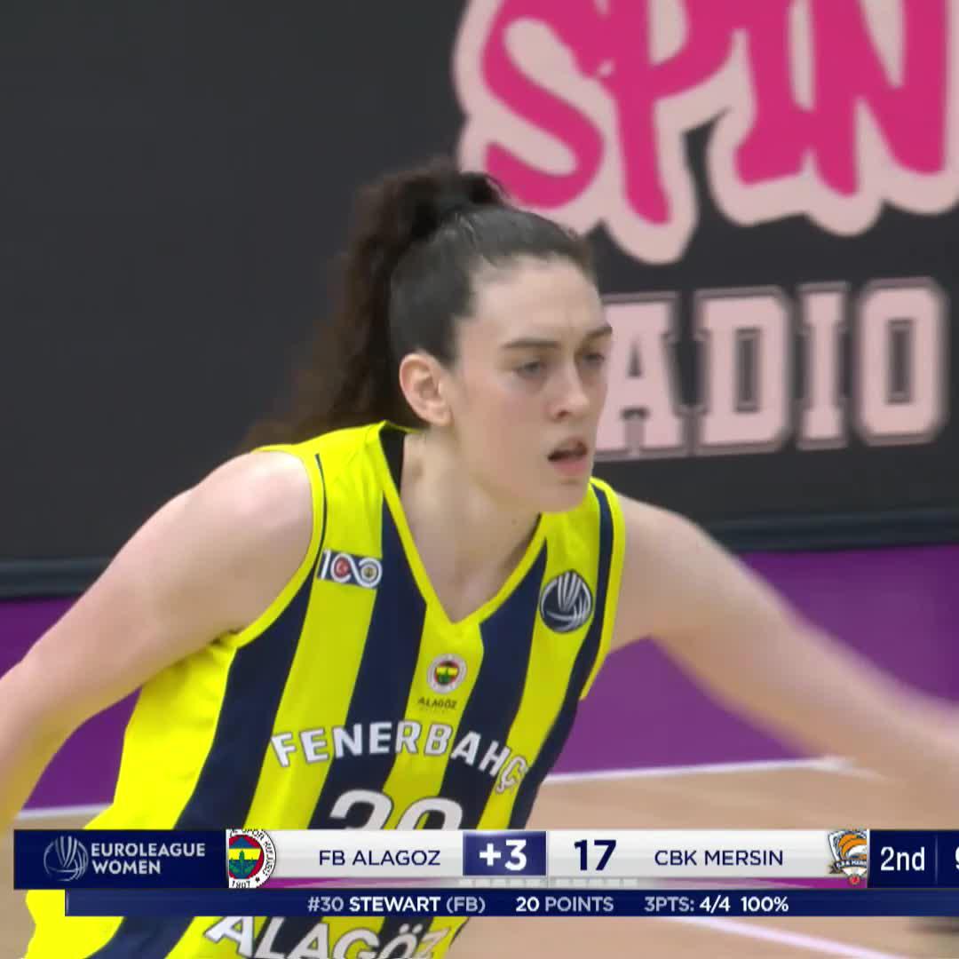 🔥 Breanna Stewart is HER 🐐 26 PTS at half-time of the #EuroLeagueWomen Final as Fenerbahçe Opet are up by 33! 💙💛