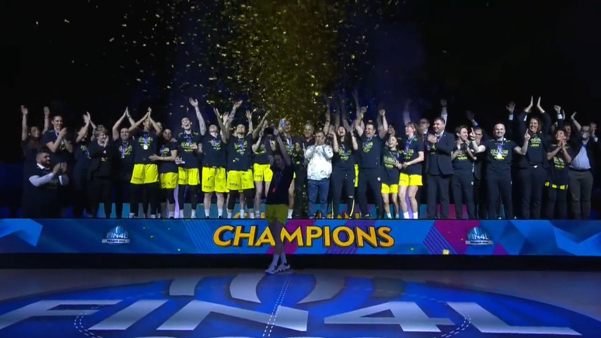 EuroLeague Women Kupası, Şampiyonun ellerinde yükseliyor! 🏆 Avrupa'nın en büyüğü Fenerbahçe Alagöz Holding! 💛💙 Fenerbahçe Opet