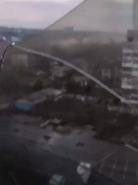 🇷🇺🇺🇦 The Ukrainian military, located in one of the buildings of Bakhmut, is watching the arrivals from the MLRS of the Wagner group.