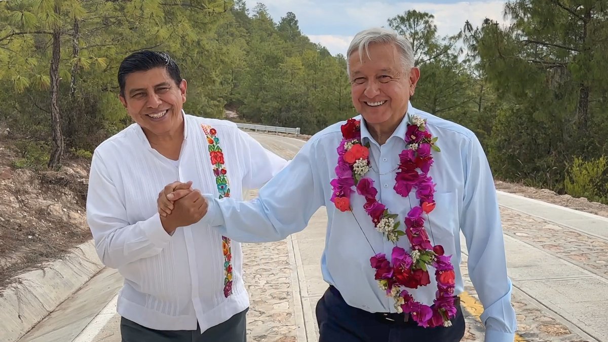 Hoy inauguramos dos caminos artesanales, bien hechos y de buen gusto en el distrito de Nochixtlán.