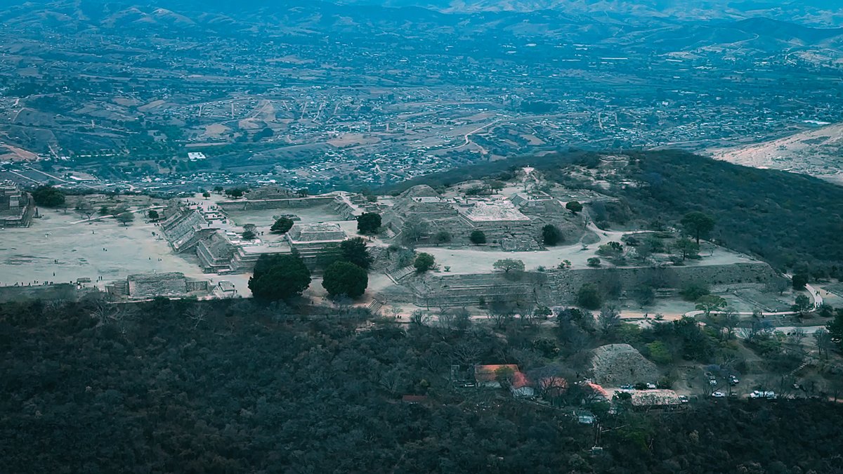 Miren Monte Albán, zona arqueológica zapoteca de Oaxaca, que tuvo su esplendor en el siglo V, nada más mil años antes de que vinieran los europeos, según ellos a "civilizarnos".