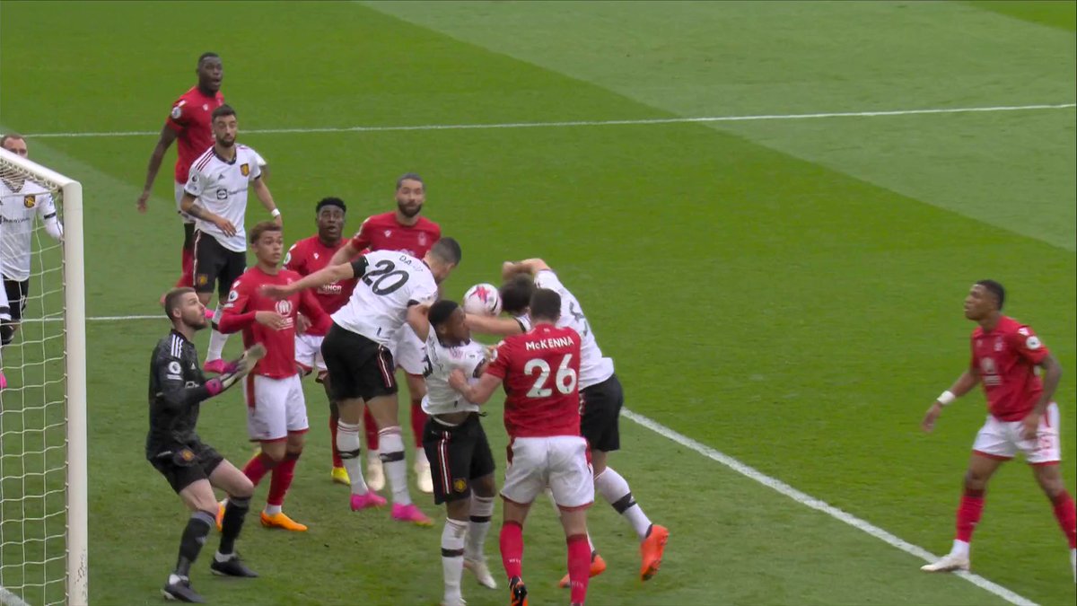 🗣️ "I understand WHY he didn't give it! It's so congested" Dermot Gallagher says it was the right decision to NOT award a penalty for the incident involving Harry Maguire.