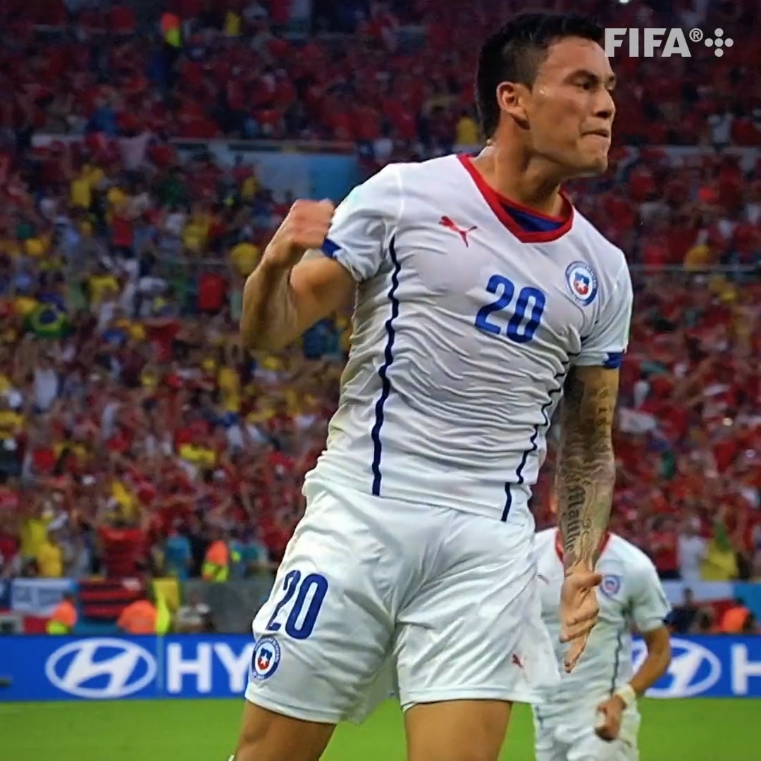 ✔️ Asistencia ✔️ Gol ✔️ Victoria 2-0 ✔️ Eliminar al último campeón ¿Te imagínas hacer todo eso en un partido de #CopaMundial? Bueno, Charles Aranguiz lo hizo con Selección Chilena. 🇨🇱👑