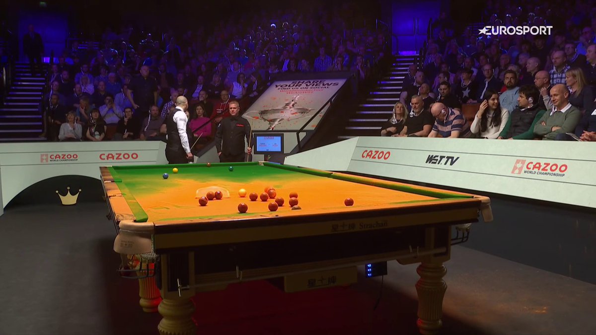 🎱❌ | Het WK Snooker is verstoord door twee activisten die de tafels probeerden te saboteren. 1 van de 2 activisten verspreidde een soort oranje poeder over de tafel waar Robert Milkins en Joe Perry op speelden. Benieuwd hoe dit afloopt... #CazooWorldChampionship