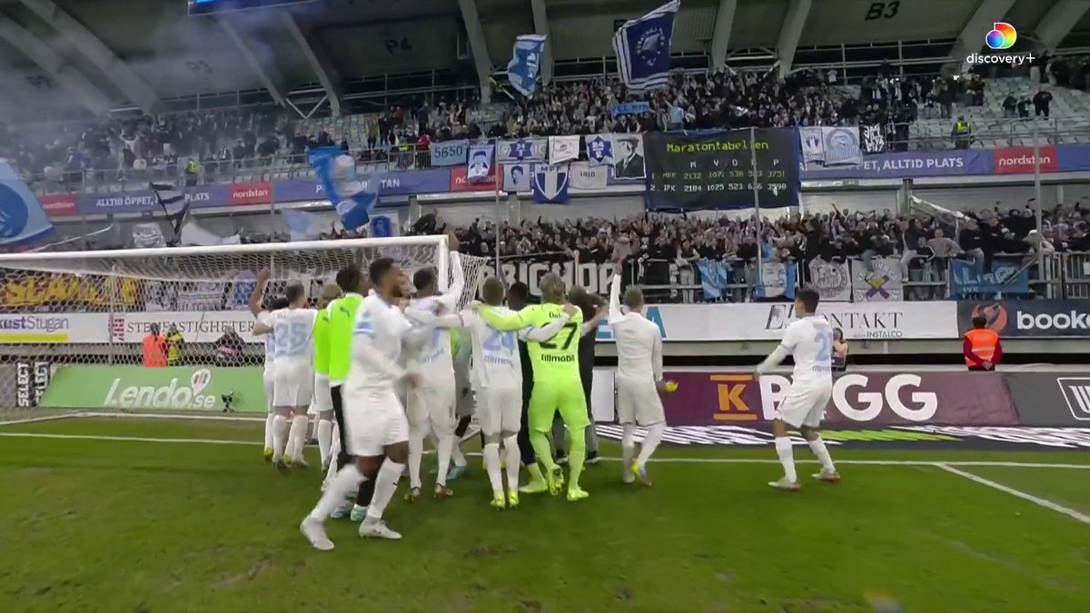 MFF-spelarna firar med supportrarna på bortasektionen