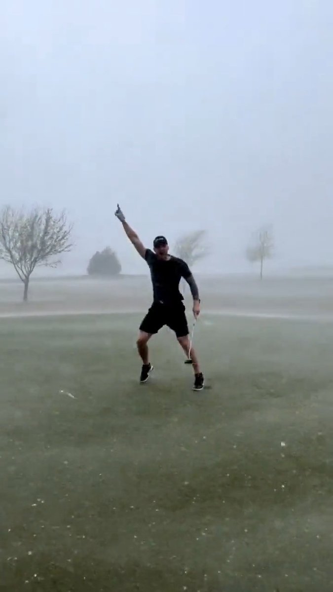 Is this the best putt you've ever seen?! 😳 (📹: Instagram/ logannwhite_)