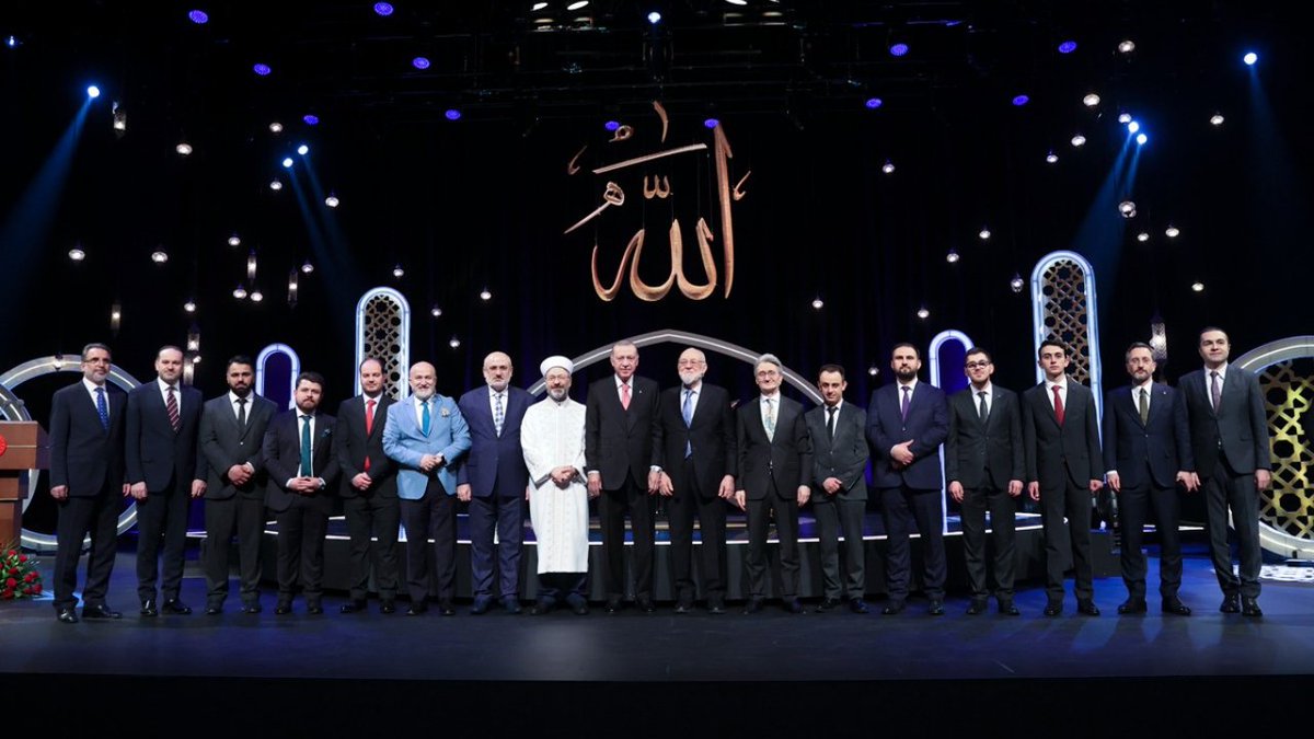 "Kur’an-ı Kerim, hayatımıza intizam veren eşsiz bir şifa kaynağıdır" Cumhurbaşkanımız Sayın Recep Tayyip Erdoğan'ın teşrifleriyle düzenlenen Kur'an-ı Kerim'i Güzel Okuma Yarışması finalinde dereceye giren kardeşlerimi tebrik ediyorum.